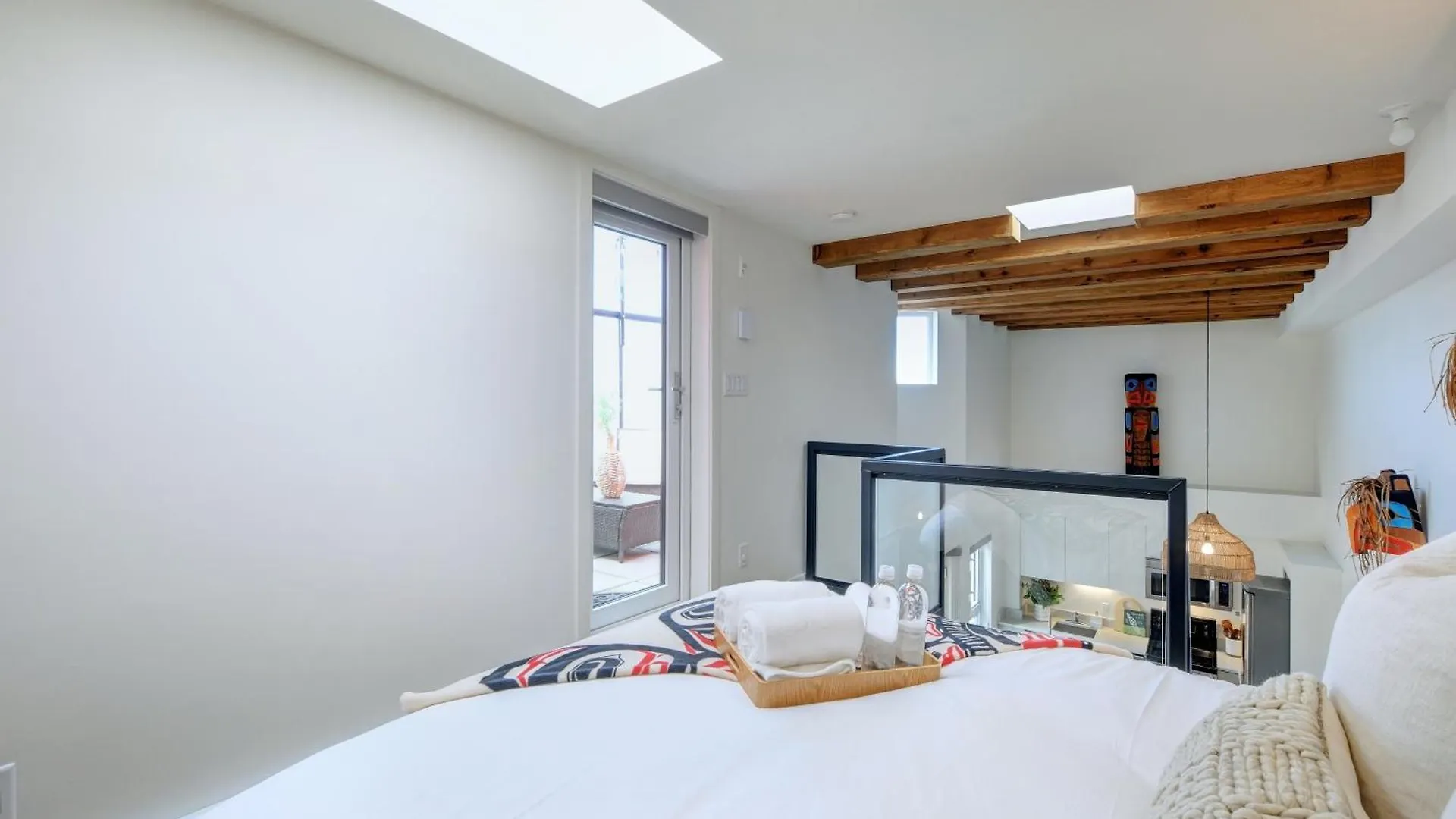 Apartment West Coast Loft With Rooftop Patio + Harbour View Victoria Canada